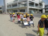 １年公園探検へ出発