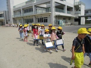 １年公園探検へ出発