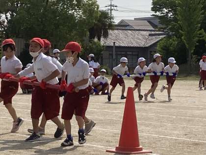 碧南市立日進小学校 | 学校日記 | ５月２２日（月） ３・４年競争演技「ぐるぐるハリケーンリレー」