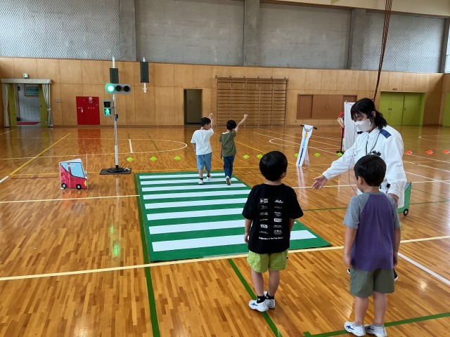 手を挙げて横断練習