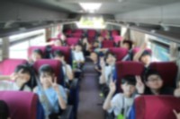 行きのバス内